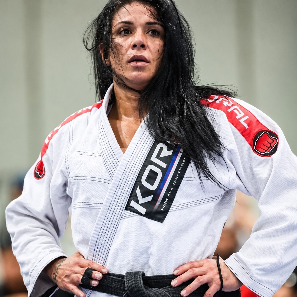 Ana Maria Índia, faixa-preta de jiu-jitsu, em posição de treino no tatame